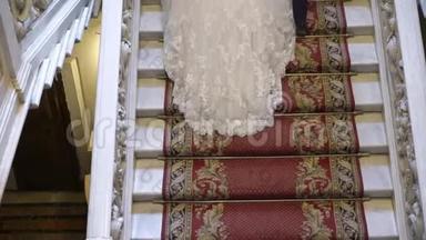 新郎新娘上楼梯